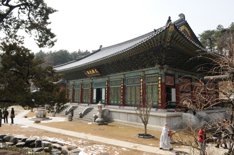 봉녕사대웅전 측면 봉녕사대웅전 측면