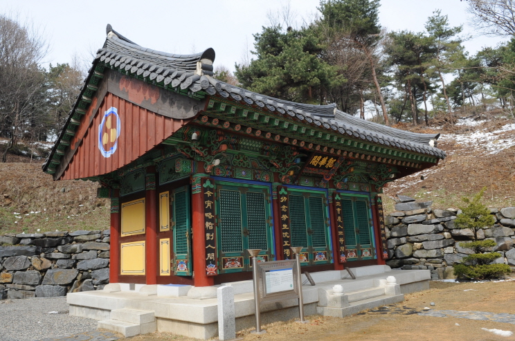 석조삼존불을 모신 용화각 석조삼존불을 모신 용화각