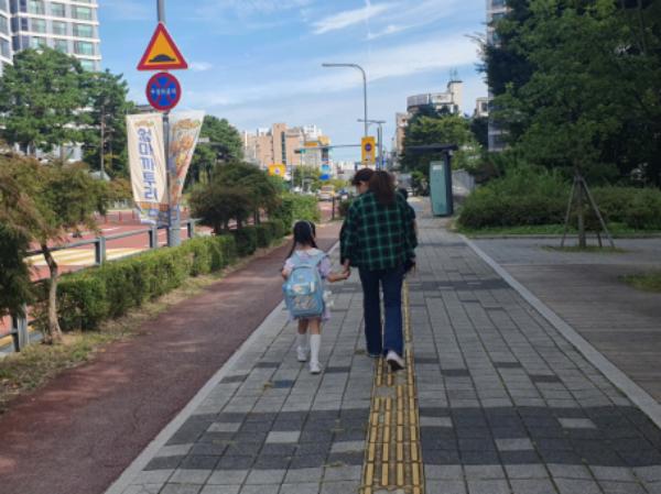 수원특례시, 초등 저학년 '등하교 동행돌봄 서비스' 수원시 전지역으로 확대 운영