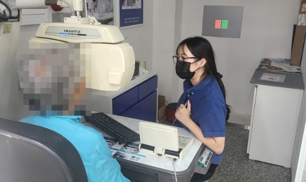 수원시 마을만들기협의회·안경사회, 저소득층 어르신 60명 대상 안경 구입비 지원