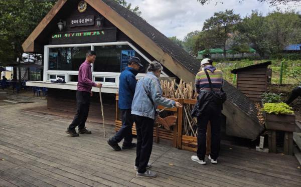 수원특례시, 광교산 입구에 폐목재로 만든 지팡이 500개 비치