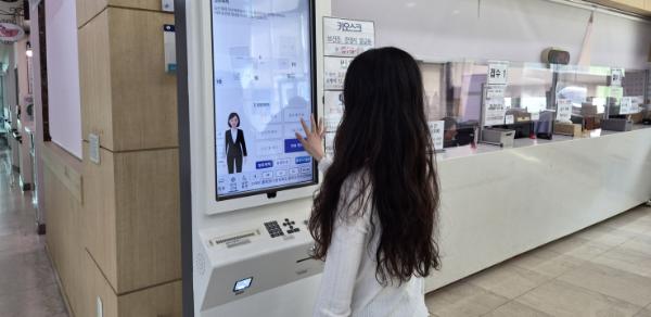 수원시 모든 보건소에 장애인·고령자도 편리하게 사용할 수 있는 '배리어프리 키오스크' 설치