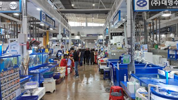 수원 농수산물도매시장 수산동, 온누리상품권 환급 행사로 활기 '가득'