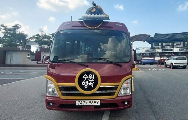 "걷지 않아도 수원화성이 한눈에"…무장애 관광버스 '수원행차' 타보니