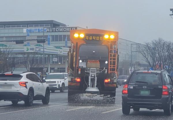 수원시, 선제적으로 제설제 살포해 블랙아이스 대비… 강풍 피해 예방 위해 지장물 점검