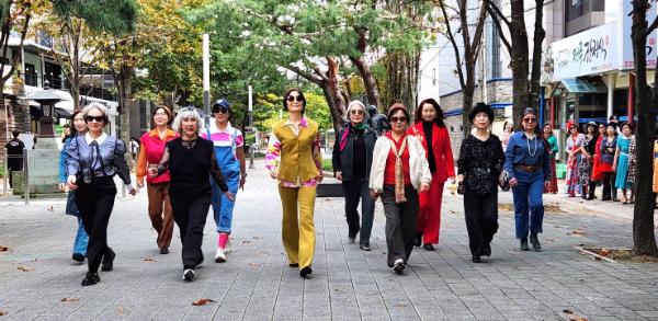 광교노인복지관 시니어워킹, 인계동 국제테마거리서 당당한 발걸음