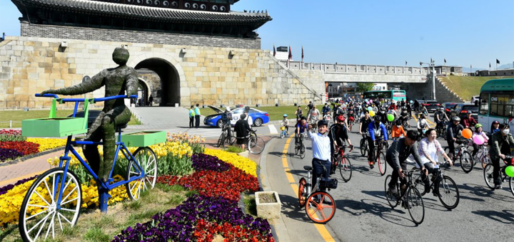 장안문에서 화성행궁으로 향하는 시민들