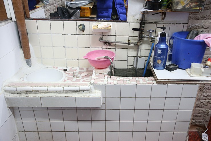 이발소 한켠 타일로 만들어져 있는 세면대 또한 오랜 세월 동안 익숙한 풍경이다. 오랜 세월 많은 손님들과 함께 해오면서 지역사회의 봉사도 많이 하고 선행도 많이 한 착한 업소이다.