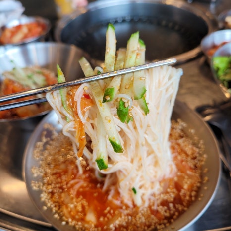갈비살을 드시다가 시원하고 새콤 매콤한 김치말이 국수나 비빔국수를 드시면 느끼함을 싹 잡아주면서 계속 들어가는 거 아시죠? 이팔사팔에선 사이드 메뉴도 인기 만점이랍니다.