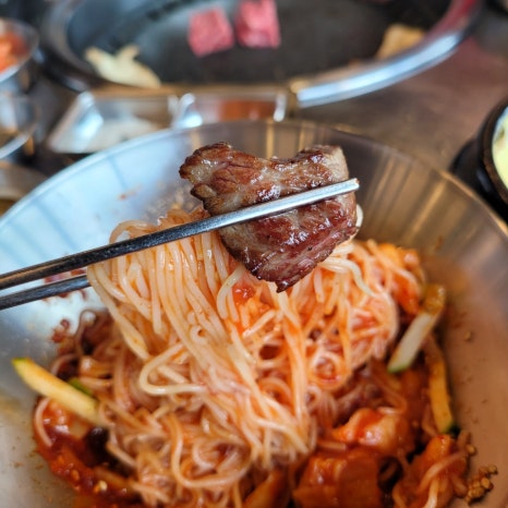 갈비살을 드시다가 시원하고 새콤 매콤한 김치말이 국수나 비빔국수를 드시면 느끼함을 싹 잡아주면서 계속 들어가는 거 아시죠? 이팔사팔에선 사이드 메뉴도 인기 만점이랍니다.