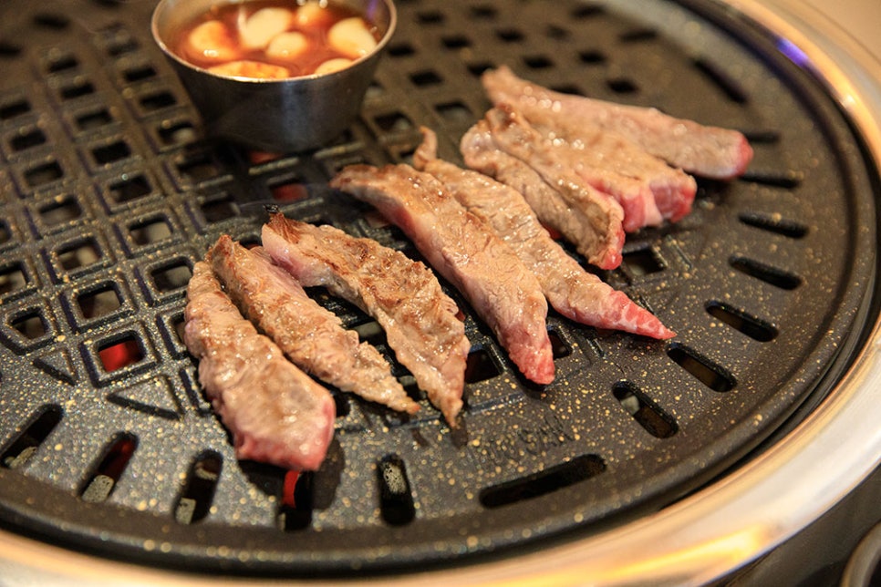 참숯 향이 은은하게 베여있는 소갈비살을 함께 나오는 멜젓에 찍어 먹으면 입안에 짭짤한 멜젓의 풍미와 고소한 고기 맛이 퍼집니다.
