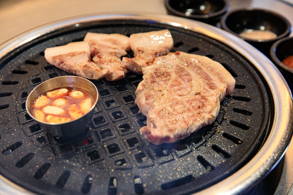 알맞게 숙성된 두툼한 고기를 참숯에 구워내면 진한 육즙이 입안에 퍼집니다. 참숯향부터 적당히 씹히는 식감, 육즙까지.. 삼박자의 합을 잊을 수 없어 자주 오는 단골들이 많습니다.