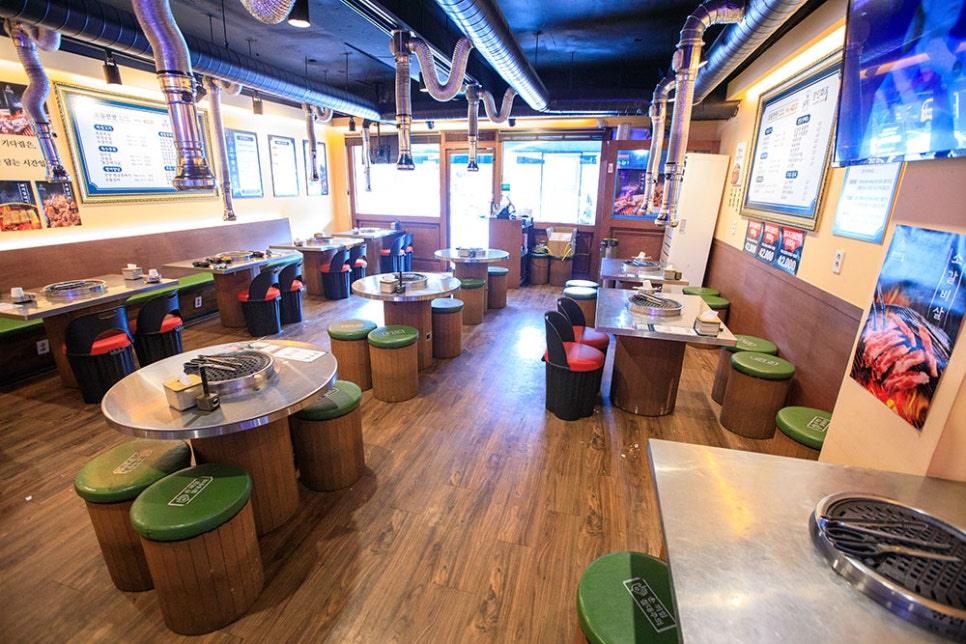 깔끔하고 쾌적한 가게 내부는 에어컨이 빵빵하게 틀어져 있습니다. 요즘처럼 더운 날 밖에서 고기 구워 먹으면 땀나고, 집에서 구워 먹으면 기름이 튀어서 뒷정리 귀찮은 분들 많으시죠? 그런 분들에게 추천하는 곳이에요^^