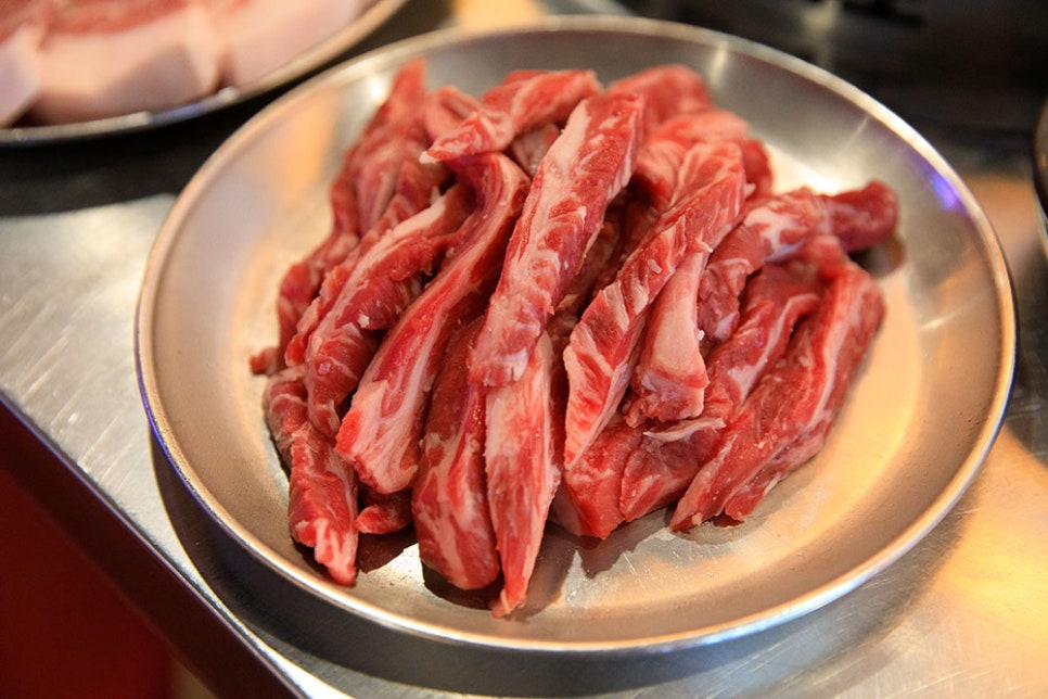 장인화로 만석공원점의 착한 품목은 소갈비살 180g 기준, 18,000원입니다. 소갈빗살은 지방이 적고 풍미가 깊은 부위로, 씹을수록 고소한 맛이 우러나 좋아하는 분들이 많은 고기랍니다.