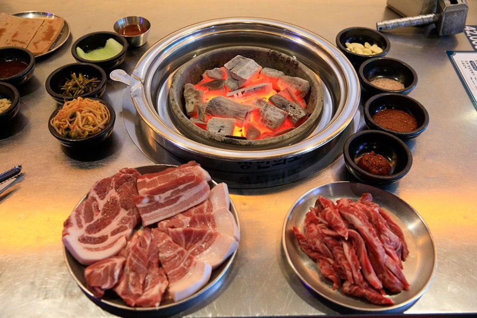 장인화로의 자랑 중 하나가 바로 이 '참숯'인데요. 참숯 직화구이 전문점답게 최상급 품질의 참숯을 사용하고 있어 고기의 맛을 한층 더 업그레이드해줍니다.