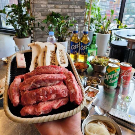착한 품목인 소갈비살 2인분입니다. 이렇게 품질 좋은 소갈비살을 28,000원에 드실 수 있는 비결은, 고기 유통업을 오래 하시던 사장님이 믿음직한 유통사를 통해 중간 마진 없이 품질 좋은 고기를 받아 직접 손질해 손님께 제공하기 때문이랍니다.