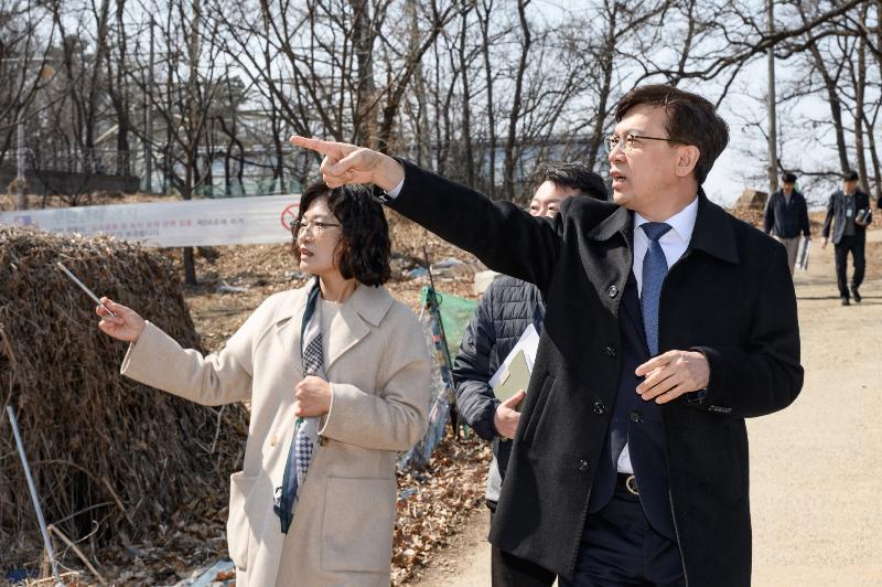 현근택 수원시 제2부시장, 경기생태마당 조성 사업 현장 점검