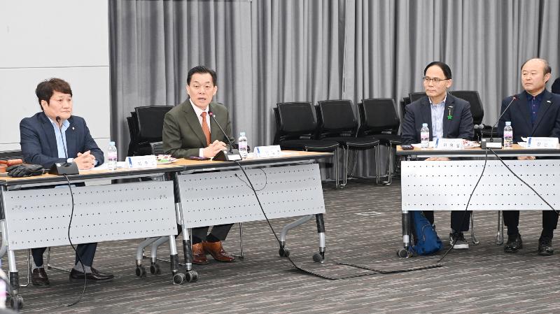 수원시 장애인복지위원회, 2025년 제1회 회의 열고 위원들에게 위촉장 수여