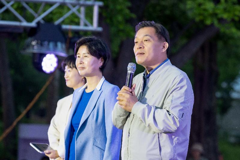 이재준 수원시장, ‘2025 수원연극축제’ 찾아 시민과 함께 공연 관람