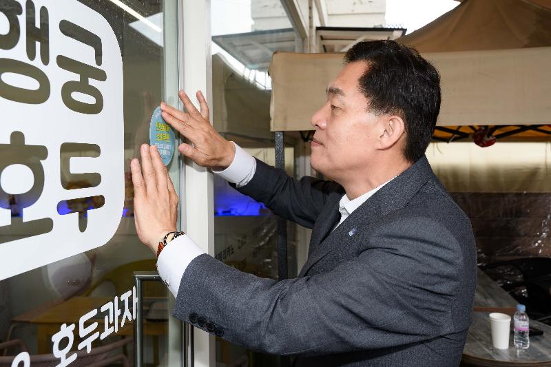 이재준 수원시장, 민생회복소비쿠폰 사용처에 스티커 부착