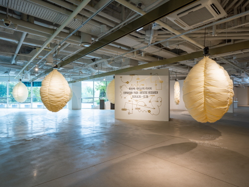 정찬민, 〈행동부피〉2023, 가공천, 팬모터, 모터제어 장치, 시트레터링, 각 300×90cm (6점) / 수원시립아트스페이스광교 《확장팩: 아티스틱 리서치》 전시 전경 