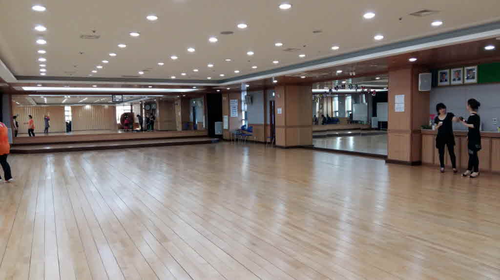 율천동 밤밭문화센터 대강당