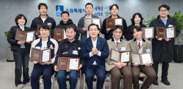 횡단보도에서 아이가 차에 깔리자 시민 11명이 한달음에 달려와 차를 들어올렸다