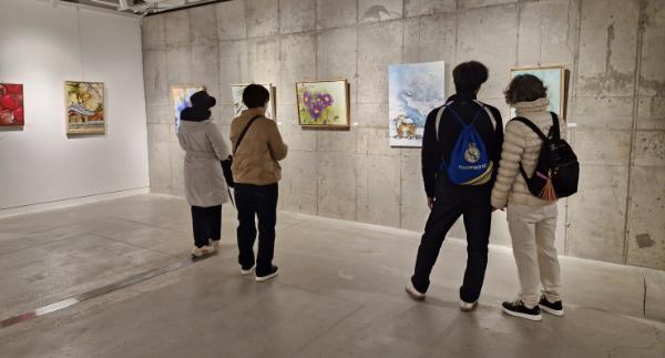 맑고 투명한 색으로 담은 자연과 삶의 울림