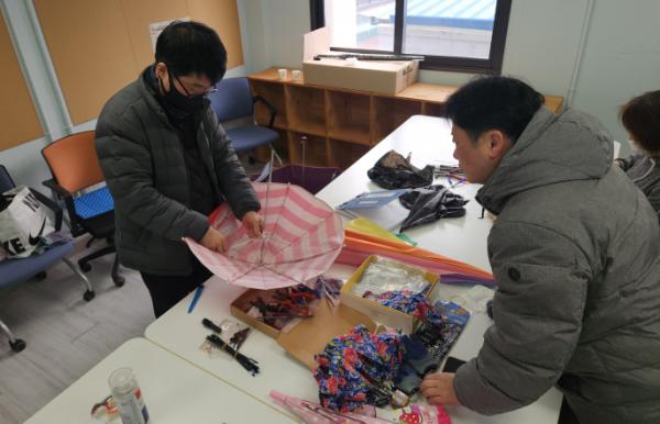 고장난 우산의 재탄생…수원 '찾아가는 우산수리센터' 가보니