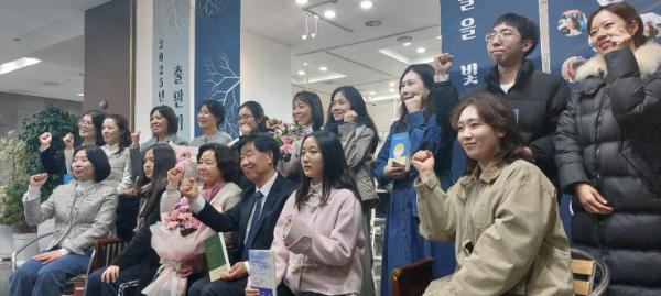 "29명의 작가, 드디어 책을 품다"