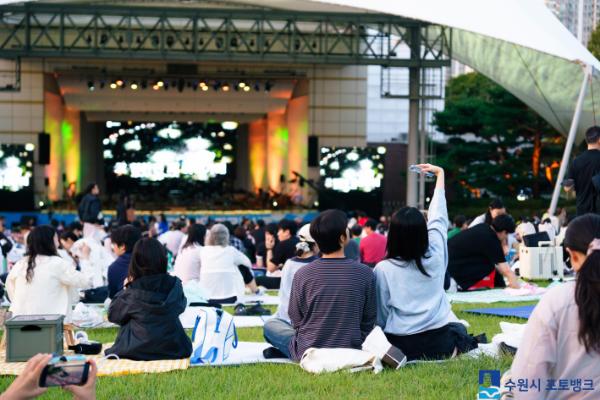 수원야외음악당 가득 찬 관객…'2026 파크콘서트 L.O.V.E' 뜨거운 호응