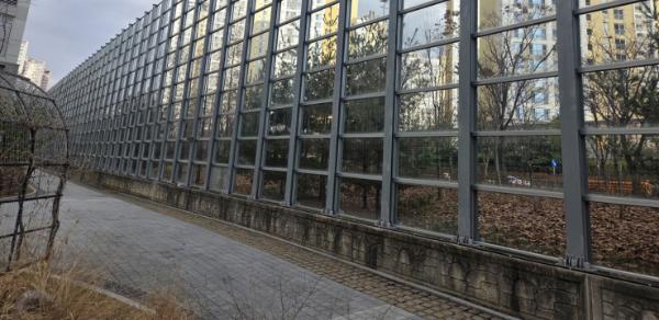 수원특례시, 영통아이파크캐슬1단지 투명방음벽에 조류충돌방지 테이프 시공 지원