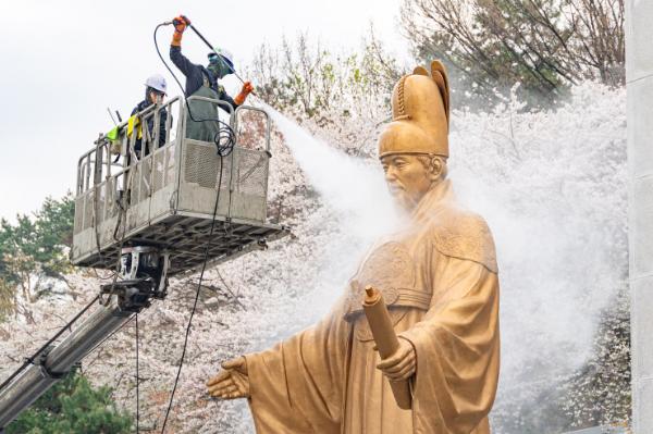 팔달산 정조대왕 동상, 봄 맞아 깨끗하게 세척