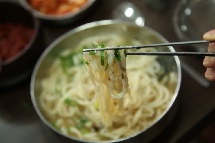 밀가루를 반죽하여 뽑아내는 면발이 어쩜 이렇게 다를 수가 있을까? 탱글탱글함은 물론 쫄깃쫄깃하게 입안에 착착 감기는 맛이 그야말로 술술 넘어간다.