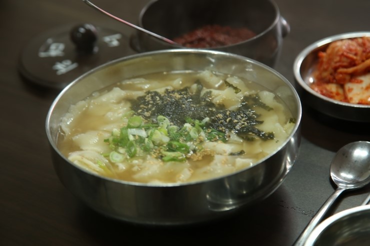 길게 뽑은 칼국수면발과 달리 넓은 면적에 수제비는 그 쫄깃함을 한층 더 느낄 수 있고, 담백한 국물에 우러난 깊은 맛이 한층 걸죽하다.