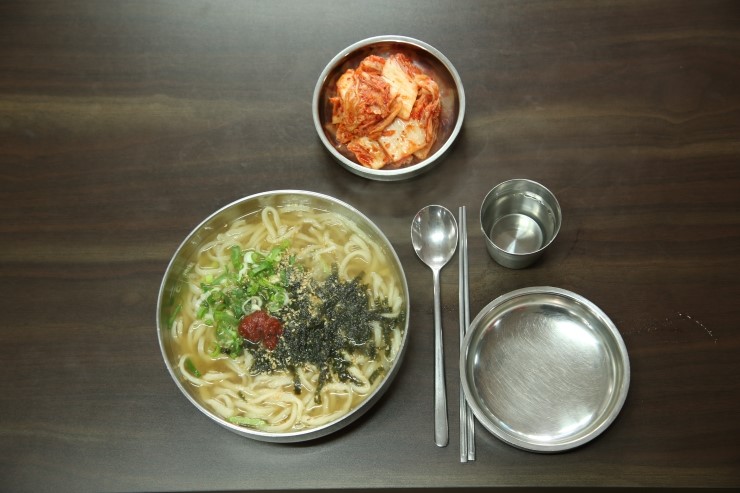 양 또한 푸짐하다. 얼큰한 국물맛을 원하시는 분이라면 청양고추로 맛을 낸 빨간 다대기장을 한 숟가락 크게 떠서 넣어 드시면 좋다.
