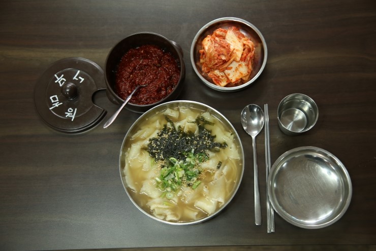 국물맛을 얼큰하게 해 주는 다대기 장 뚜껑에는 너무매워 네글짜가 쓰여있다. 청양고추로 매운맛을 낸 다대기 양념은 고추가 수확되는 가을 철에 1년치 사용할 양을 만들어 숙성시켜 사용한다고 한다.