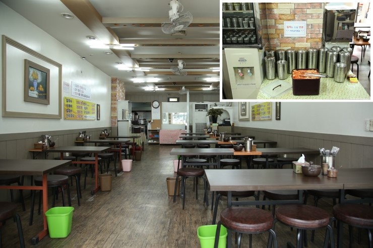 테이블이 놓여있는 넓은 식당 내부는 칼국수와 잔치국수, 비빔국수를 찾는 손님들로 항상 북적인다.