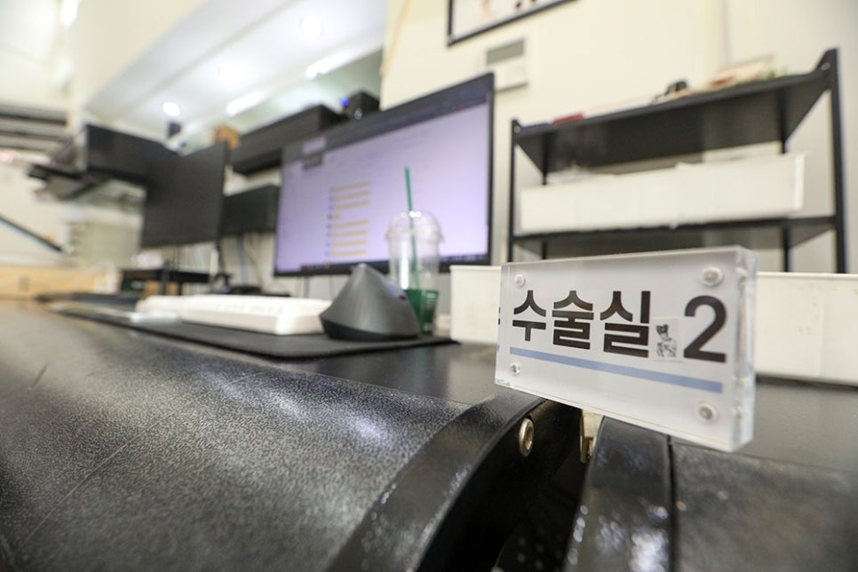 촬영실에서 사진을 찍고 난 뒤, 편집 공간에서 사진 보정을 해주시는데요. 증명사진을 찍을 경우 빠르면 5-10분 이내, 늦어도 30분~1시간 정도 시간이 소요된다고 합니다. 대기 및 촬영, 사진 선택 및 보정, 인화까지의 전 과정이 빠르게 진행되어 시간 절약이 가능한 곳이에요.