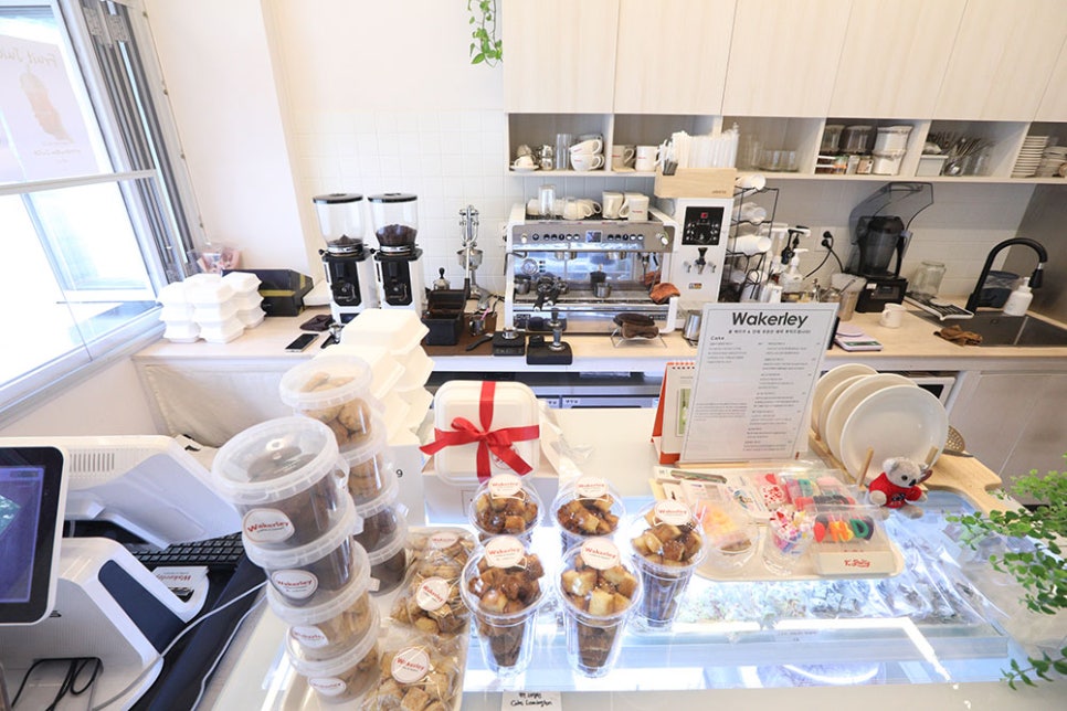 그중에서도 웨이컬리의 시그니처 메뉴는 바닐라빈 베이스에 바닐라 생크림과 바닐라 토핑이 들어간 웨이컬리 라떼와, 찌고 말린 프리미엄 국내산 생강으로 만든 청과 고소한 우유로 만든 부드러운 홍강라떼랍니다.