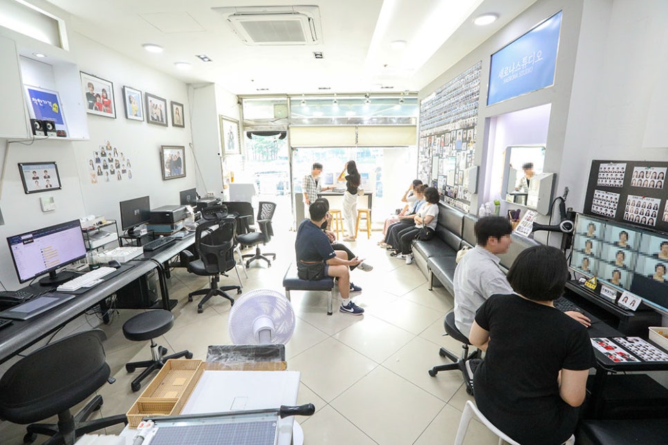 쾌적한 가게 내부. 평일 낮 시간대임에도 불구하고 사진을 찍기 위해 모인 분들이 많았는데요. 사진을 찍으려는 분들이나, 다 찍은 사진이 편집되는 동안 기다리는 분들이 편히 대기할 수 있는 공간과 가벼운 단장을 할 수 있는 파우더룸이 마련돼 있습니다.