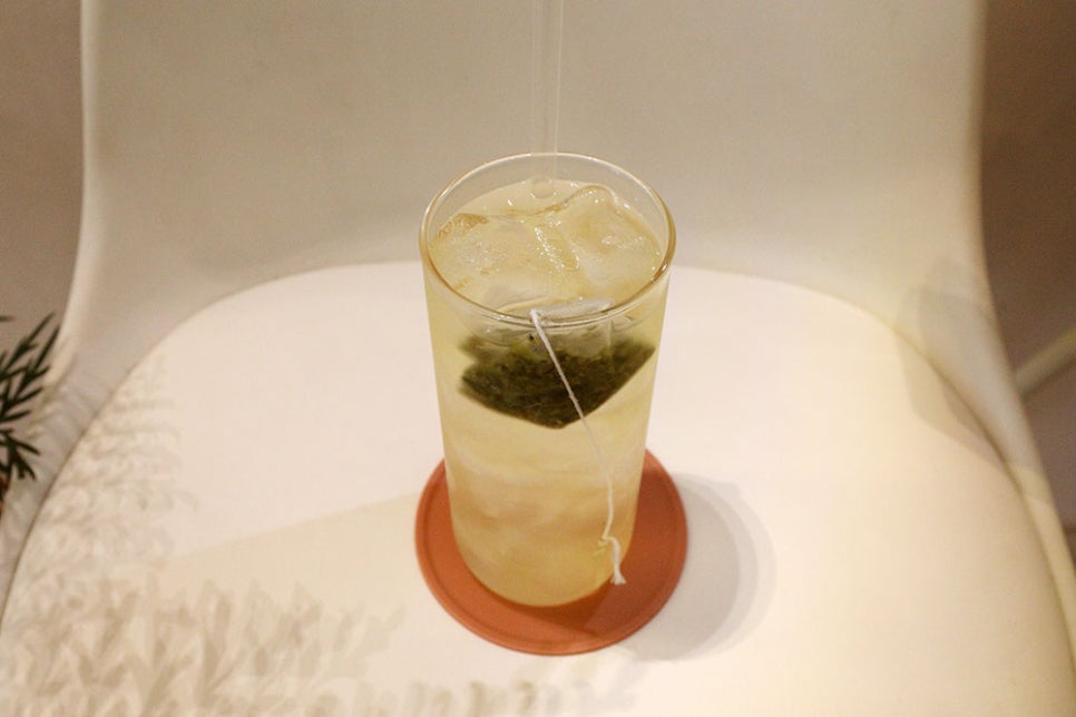 찐한 녹차 티백을 우려낸 녹차 한 잔. 그린푸드를 대표하는 녹차는 혈전 형성을 막고 콜레스테롤과 혈당을 낮추며, 충치 예방에도 효과가 있다고 해요.