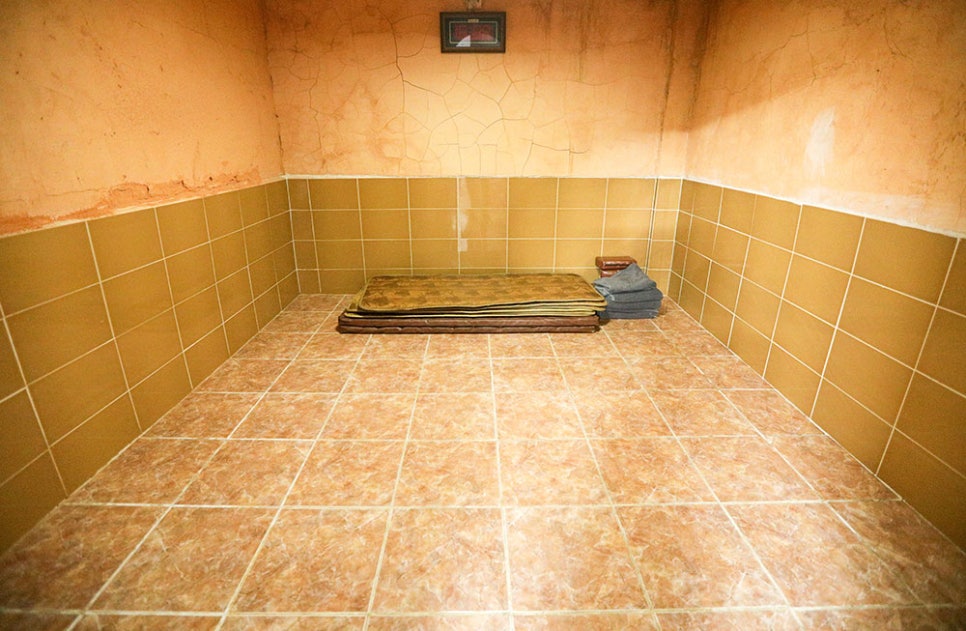 남탕 내부에는 시원하게 머리를 깎을 수 있는 이발소도 있는데요. 단, 주말에만 이용 가능한 점 참고하시길 바라며,  편히 누워서 쉴 수 있는 휴게실도 구비돼 있어 남녀노소 자유로이 쉬어갈 수 있습니다.