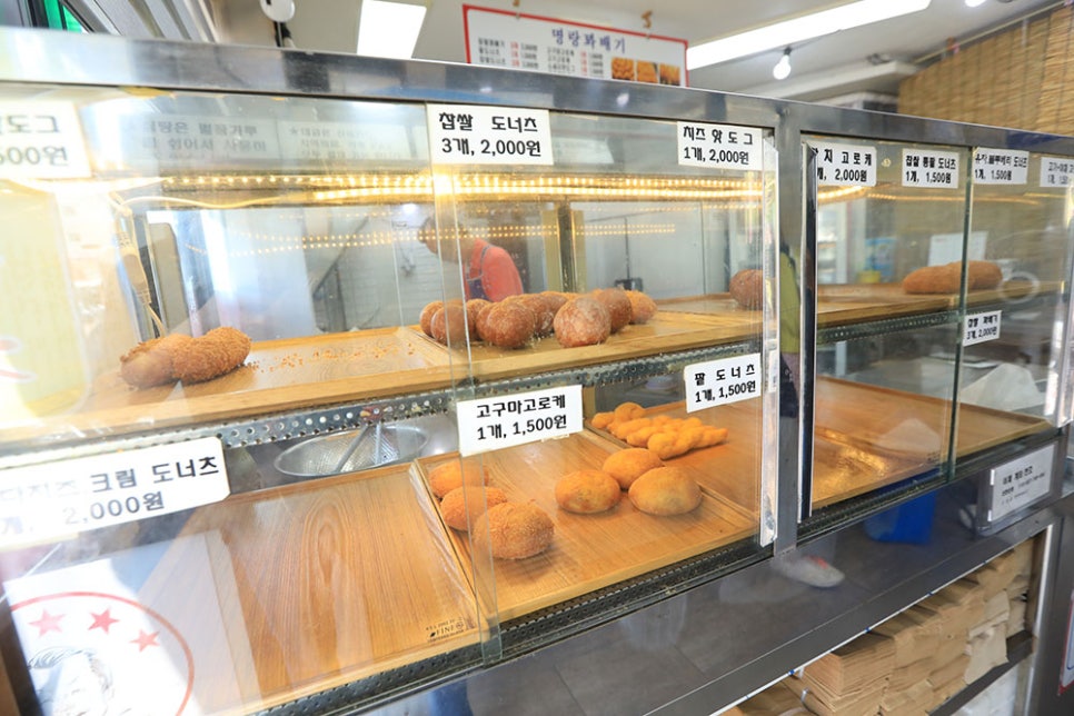 가게 내부에는 취식할 공간은 없었지만 주문하는 동안 대기할 수 있는 의자가 마련돼 있었습니다. 사장님 혼자 반죽해서 튀기고, 손님 응대하시느라 바쁘셨는데요. 쉬지 않고 꽈배기를 만드시는 중이었지만 손님들도 계속 방문하면서 진열대가 비어가고 있는 모습이었답니다.