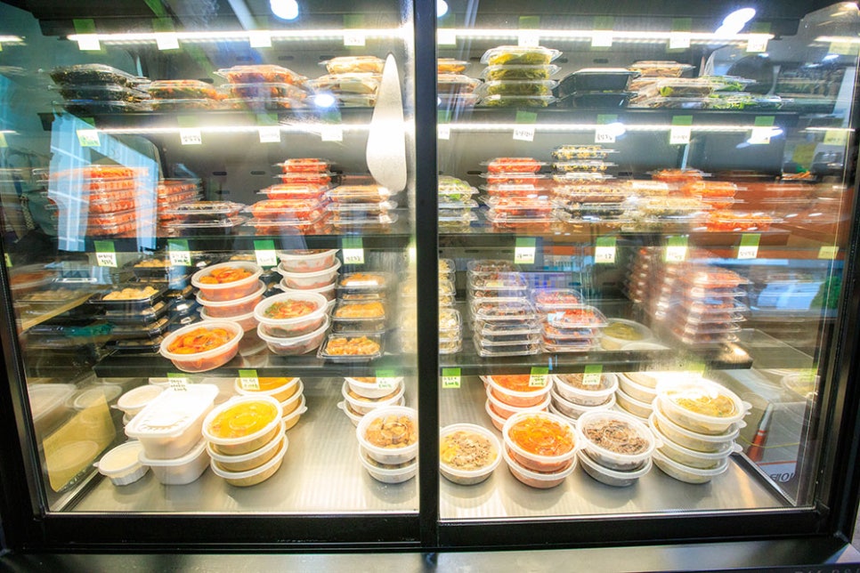 인성한식부페에서는 직접 만든 반찬들을 1팩당 2,000원이라는 착한 가격에 판매 중이에요. 낙지 젓갈, 오징어젓갈 등 젓갈류부터, 감자조림, 갓김치, 멸치볶음, 장조림 등의 다양한 반찬을 사실 수 있습니다.