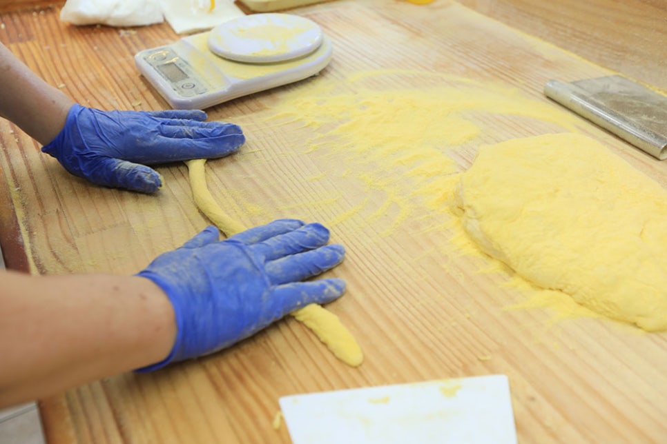 운영한지 3년이 넘었다는 사장님. 기존에 하던 일에서 은퇴하시고, 혼자 운영하시다 보니 초창기에는 우여곡절이 많으셨지만 이제는 빠르게 예쁜 꽈배기를 만들어내십니다.