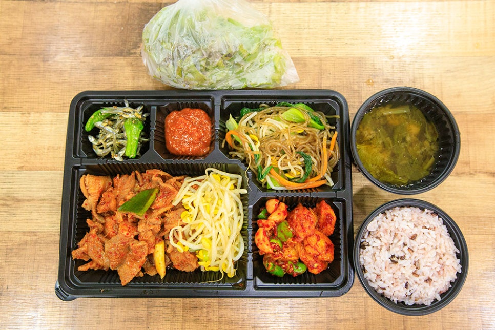 매장에서 드시기 어렵거나, 포장을 원하시는 분들에게 추천! 도시락도 밥과 국, 반찬과 함께 8,000원에 포장하실 수 있어요. 또한 20개 이상 주문하실 경우 무료 배달도 된다고 하니 참고하시면 될 것 같아요.