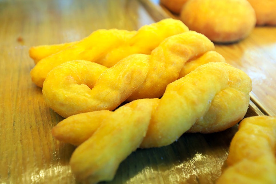 찹쌀이 들어가 쫀득하면서 고소한 꽈배기를 1조각도 아니고 3조각에 2,000원이라는 착한 가격에 드실 수 있어요. 부드러우면서도 쫄깃한 식감에 달콤한 이 맛!