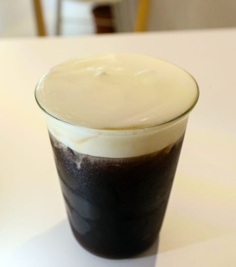 착한 품목인 녹차 외에 다양한 메뉴를 판매하고 있습니다. 아메리카노, 라떼, 카푸치노, 콜드브루 등 커피류부터 홍강라떼, 수박주스, 딸기주스, 말차라떼, 알로에 주스, 아이스티, 과일 스무디 등 다양한 음료가 많습니다.