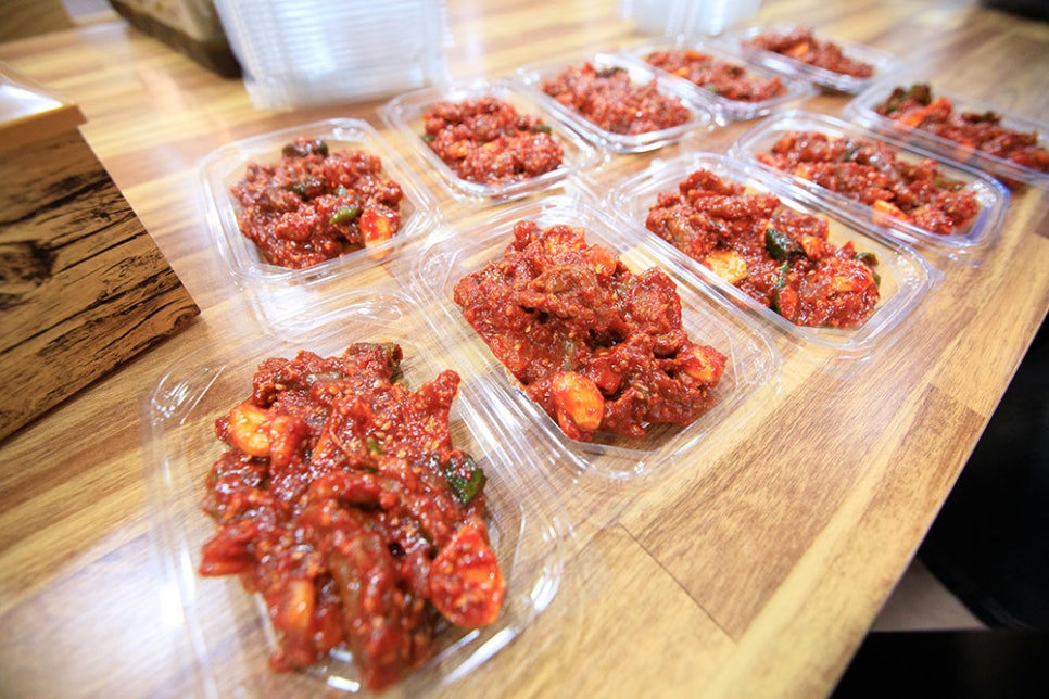 팩으로 판매하는 반찬뿐 아니라 카레나 짜장, 떡갈비, 소 불고기, 돼지고기 김치찜 등 다양한 요리들도 따로 구매하실 수 있는 곳이기에 많은 분들이 애용하고 있어요.